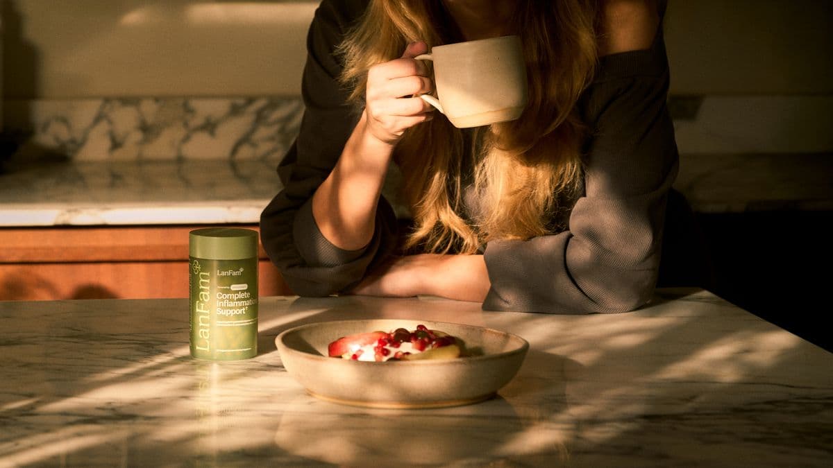69e258b0b562522ef9d24679_lifestyle-kitchen-hands-mug-03-landscape.jpg