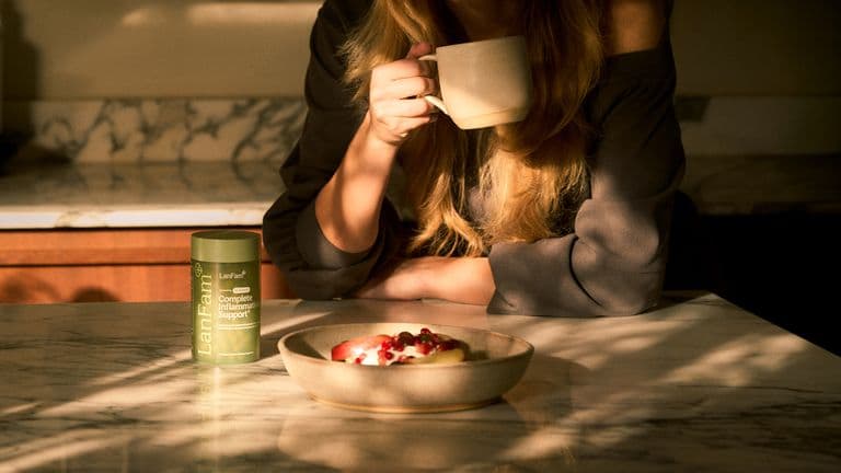 69e258b0b562522ef9d24679_lifestyle-kitchen-hands-mug-03-landscape.jpg